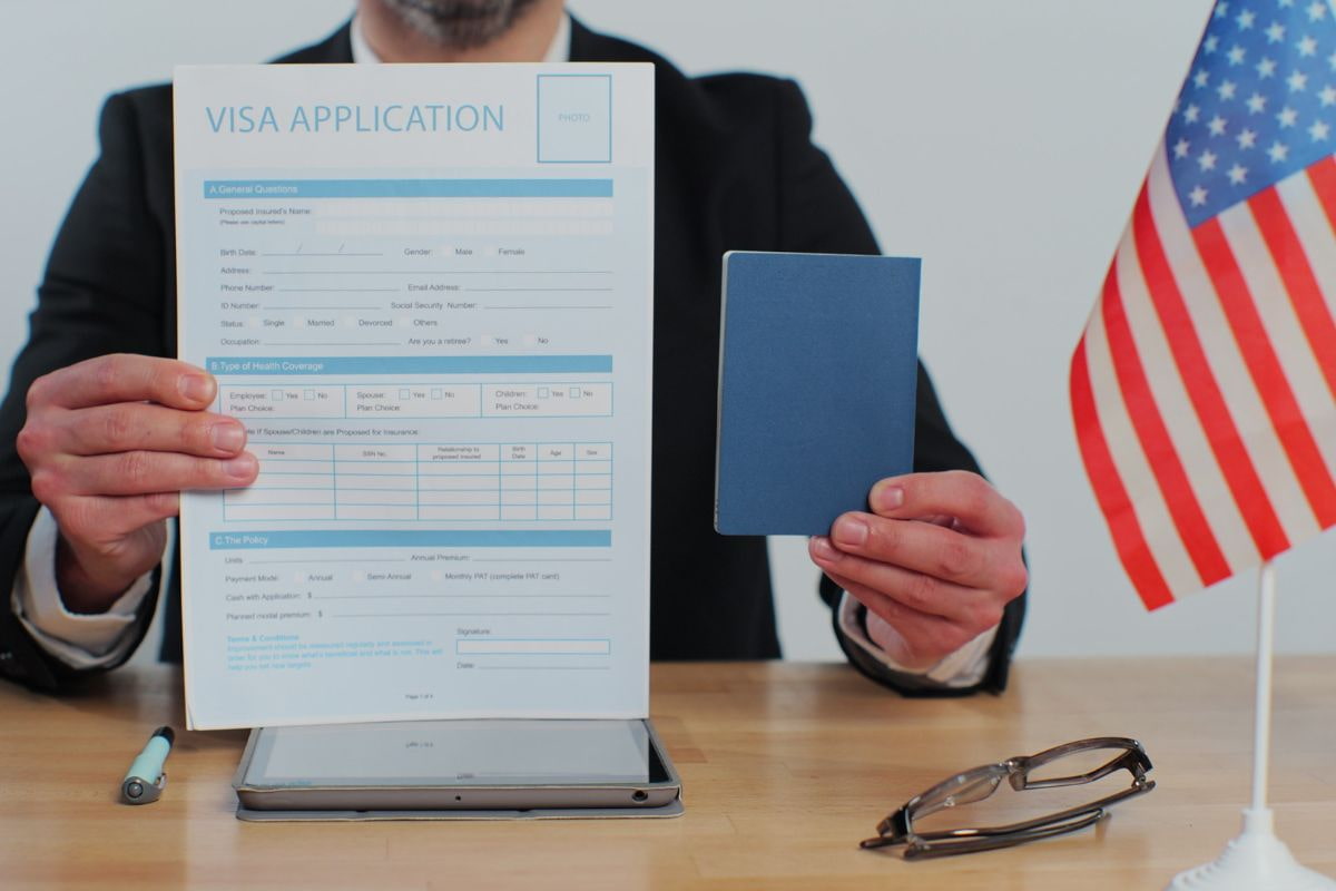 Implicaciones de exceder los términos de estadía con visa vencida en los Estados Unidos